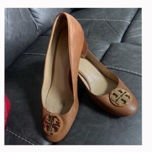 TORY BURCH heels size 10 been used but still are in good condition